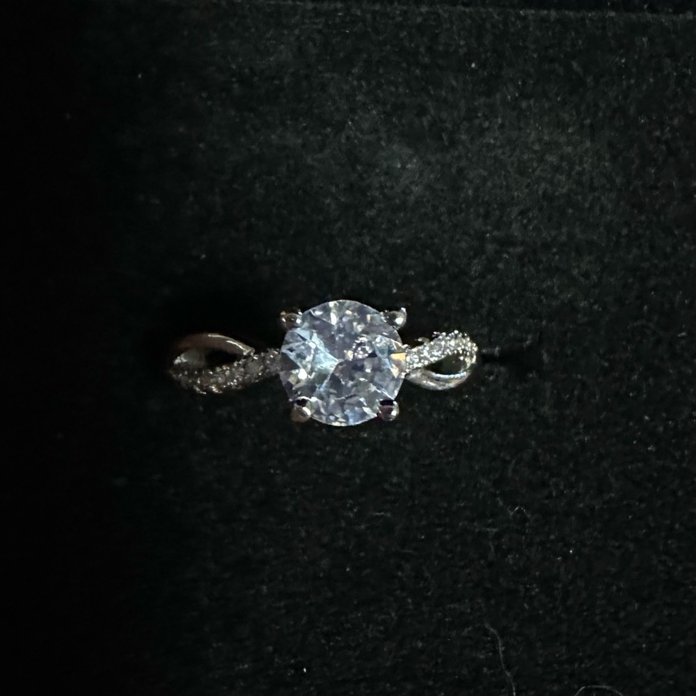 Gorgeous Moissanite Diamond Ring 1 ct